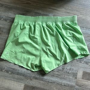 Lululemon hotty hot shorts in pistachio size 16